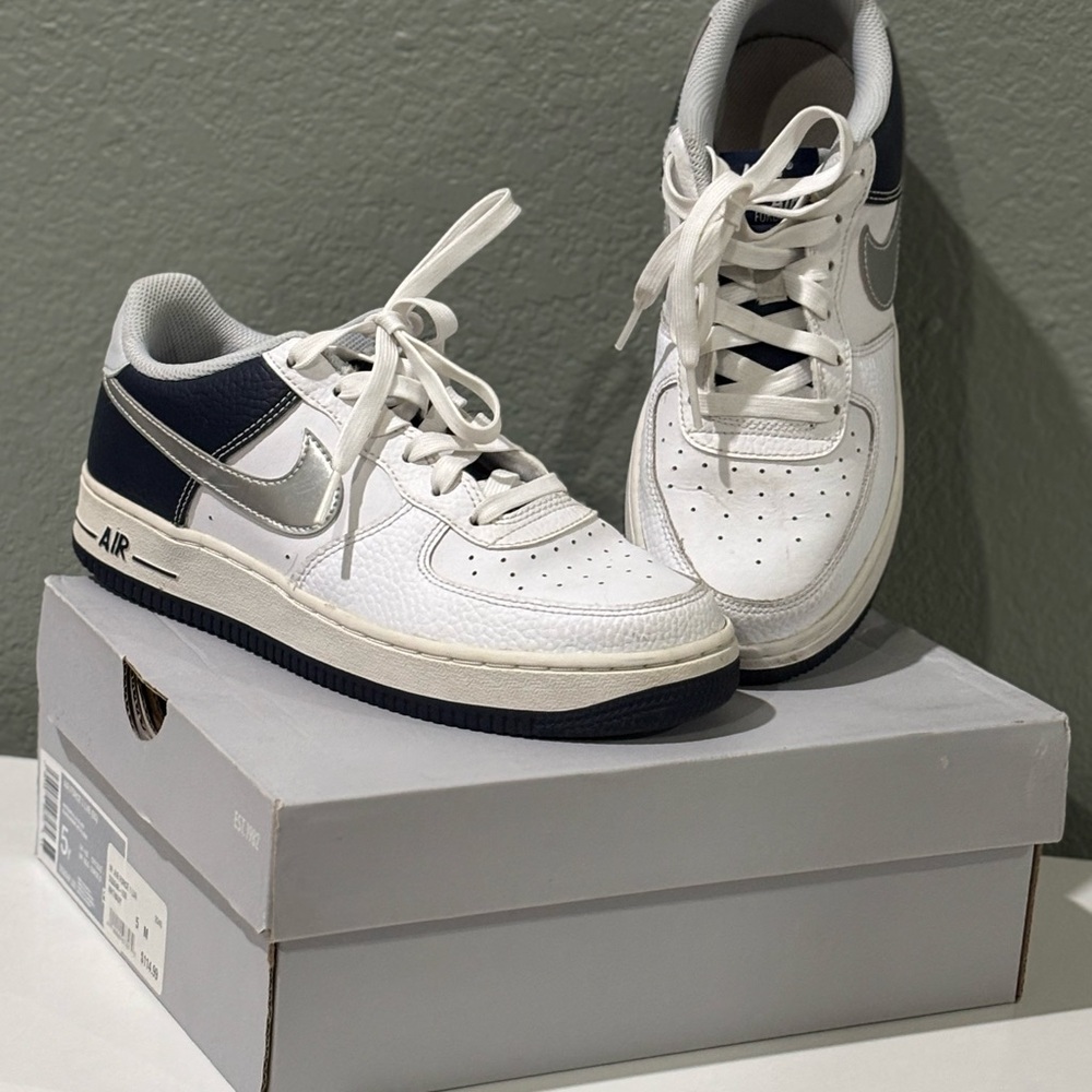 Nike White and Blue Sneakers Classic Low-Top Design